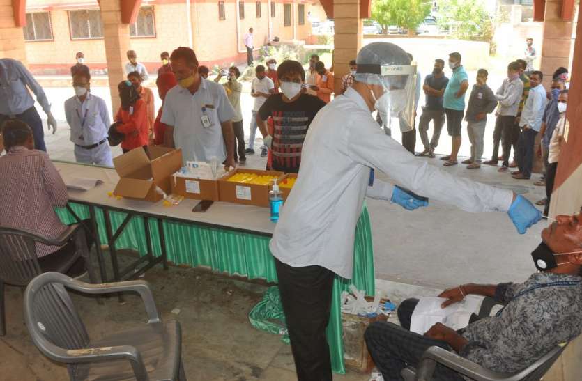 अस्पताल में से बाहर कोविड टेस्ट, पर्ची के लिए लगाना पड़ेगा चक्कर अस्पताल से बाहर कोविड टेस्ट, पर्ची के लिए लगाना पड़ेगा चक्कर