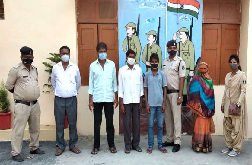 65 साल के वृद्ध को आत्महत्या के लिए उकसाया, सुसाइडल नोट के आधार पर भाजपा नेता सहित पांच आरोपी गिरफ्तार 65 साल के वृद्ध को आत्महत्या के लिए उकसाया, सुसाइडल नोट के आधार पर भाजपा नेता सहित पांच आरोपी गिरफ्तार
