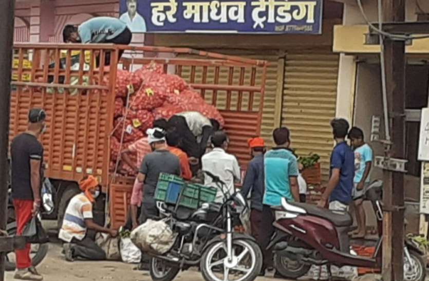 Vegetable growers prevented farmers from turning, सब्जी उत्पादक किसानों को मुडऩा पार रोका, मंडी में नहीं पहुंची सब्जियां, तीन गुना बढ़े दाम