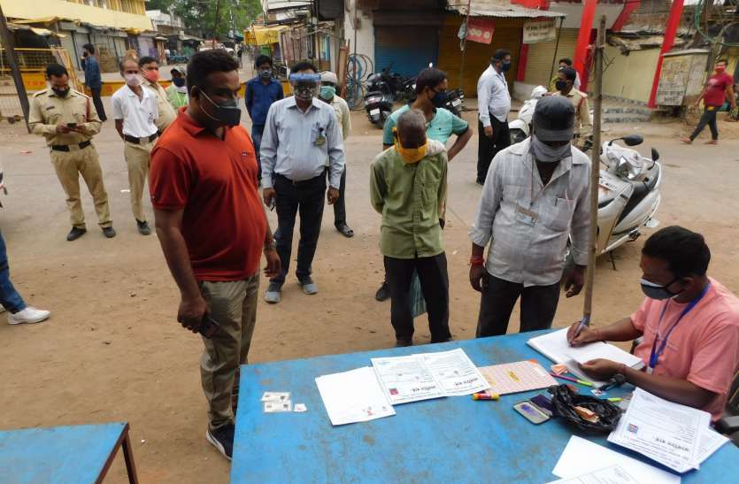 डोर-टू-डोर सब्जी और फल विक्रय की बनाई व्यवस्था, 250 ठेला व्यापारियों को बांटे परिचय पत्र डोर-टू-डोर सब्जी और फल विक्रय की बनाई व्यवस्था, 250 ठेला व्यापारियों को बांटे परिचय पत्र