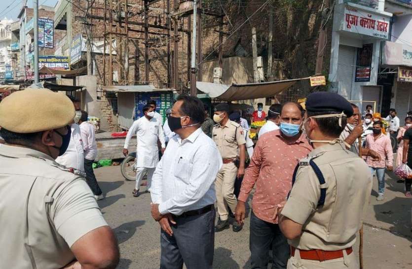 संक्रमण रोकने को दो जगह चला रहे सब्जी मंडी संक्रमण रोकने को दो जगह चला रहे सब्जी मंडी