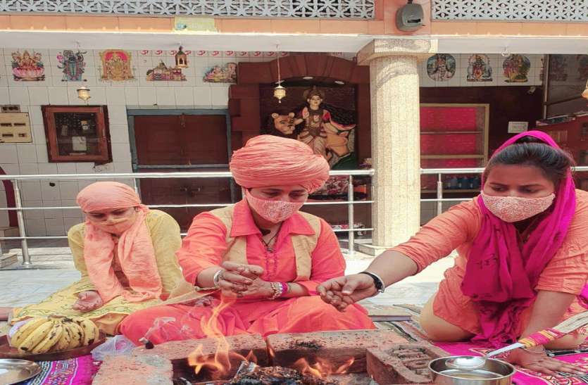 मनकामेश्वर में कोरोना से रक्षा के लिए औषधिक तत्वों से हुआ महा यज्ञ मनकामेश्वर में कोरोना से रक्षा के लिए औषधिक तत्वों से हुआ महा यज्ञ