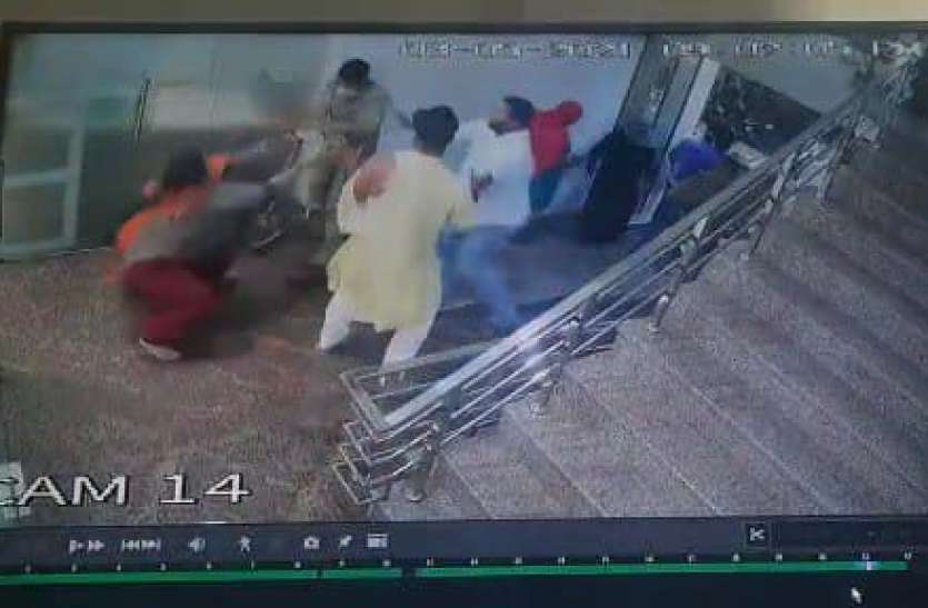 cctv.jpg मास्क नहीं पहना ताे पुलिस ने युवक को घर में घुसकर पीटा, महिला को जड़ा थप्पड़
