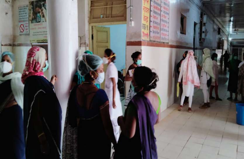 Medical college workers protest कोविड वार्ड में ड्यूटी का सफाई कर्मचारियों ने किया विरोध, इधर काम छोड़कर भागे निगम के सफाईकर्मी