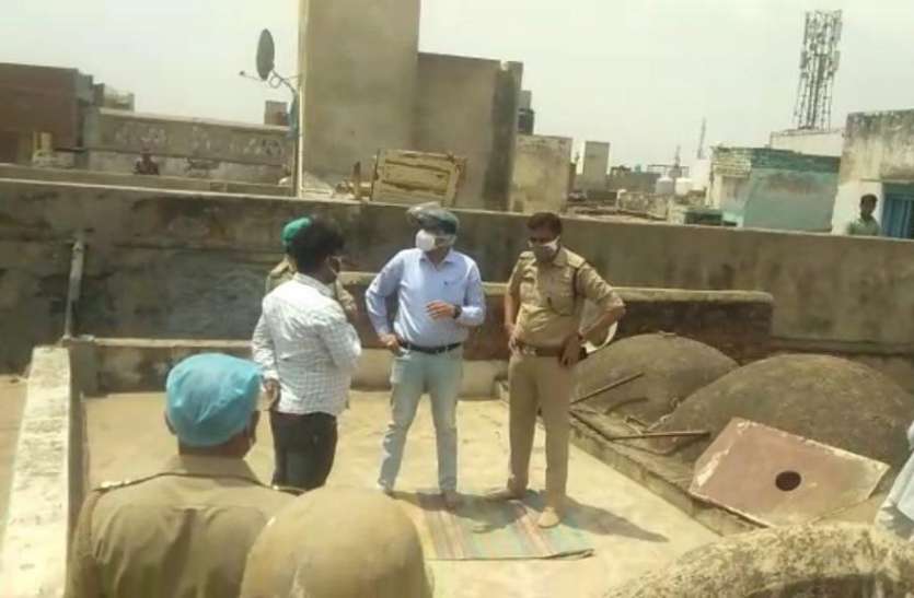 fd0ddfb8-65b3-4fea-80e4-63c254a9382b.jpeg मस्जिद में घुसकर इमाम से हाथापाई, लाउडस्पीकर के तार तोड़े, वीडियो सोशल मीडिया पर वायरल