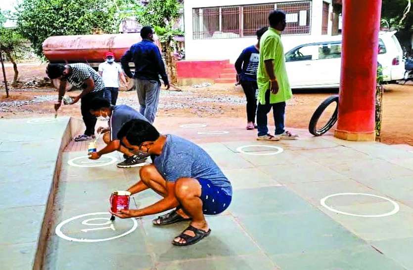 स्वयंसेवकों ने लोगों को कोरोना से सुरक्षित रखने किया मार्किंग स्वयंसेवकों ने लोगों को कोरोना से सुरक्षित रखने किया मार्किंग