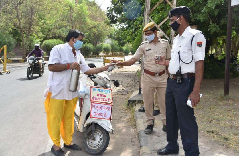 महामारी से महामुकाबला- कोरोना के खिलाफ जंग में आपस में हाथ मिला रहे शहरवासी महामारी से महामुकाबला- कोरोना के खिलाफ जंग में आपस में हाथ मिला रहे शहरवासी