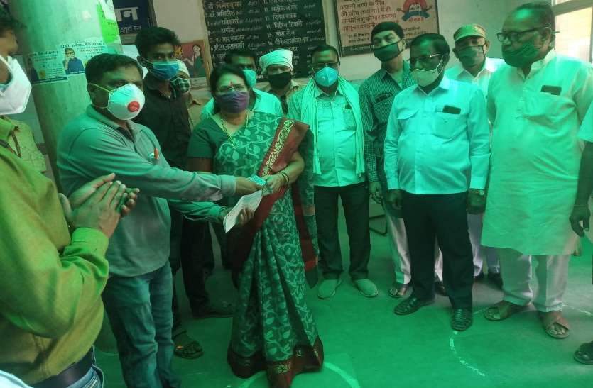 Public representatives helping in the presence of Congress leader Padma Shukla.