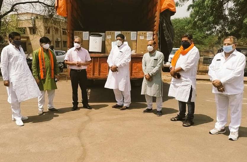 BJP officials give the collector a machine. सांसद ने कटनी के लिए भेजी 25 ऑक्सीजन कंसंट्रेटर मशीन