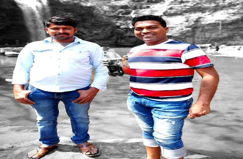 दरियादिली : कोरोना संक्रमित ड्राइवर को तड़पते देख पसीजा अधिकारी का दिल, 1 लाख रुपए देकर बचाई जान दरियादिली : कोरोना संक्रमित ड्राइवर को तड़पते देख पसीजा अधिकारी का दिल, 1 लाख रुपए देकर बचाई जान