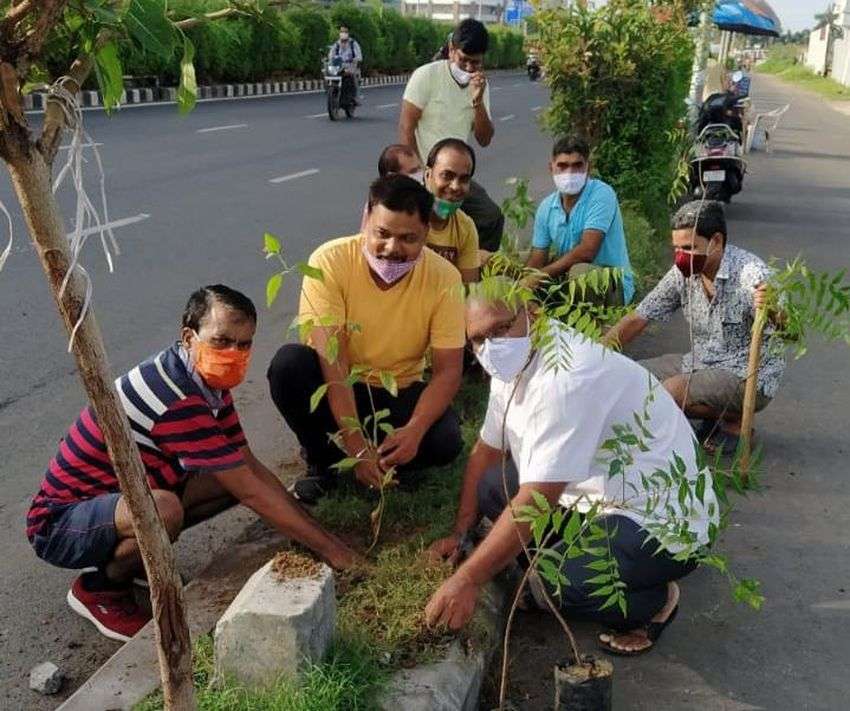 SOCIAL PRIDE NEWS: पौधे रोपते और बांटता है प्रवासियों का दल