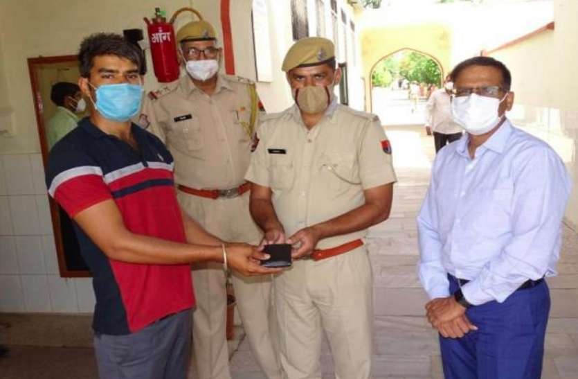 कांस्टेबल ने पर्स लौटाकर दिया ईमानदारी का परिचय कांस्टेबल ने पर्स लौटाकर दिया ईमानदारी का परिचय