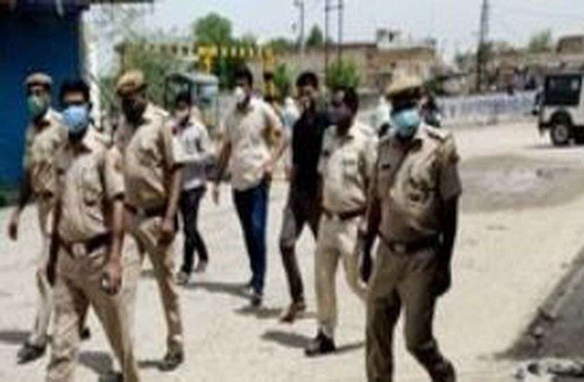 बेवजह घूमने वाले 225 लोगों को पुलिस ने किया क्वारंटीन, कोरोना रिपोर्ट निगेटिव मिलने पर ही होगी छुट्टी बेवजह घूमने वाले 225 लोगों को पुलिस ने किया क्वारंटीन, कोरोना रिपोर्ट निगेटिव मिलने पर ही होगी छुट्टी