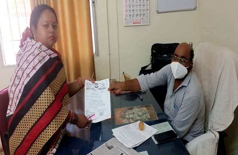जनता का काम नहीं कर सकती तो पद क्या मतलब, महिला पार्षद ने दिया इस्तीफा, कहा चमचों से घिरे रहते हैं मंत्री जनता का काम नहीं कर सकती तो पद क्या मतलब, महिला पार्षद ने दिया इस्तीफा, कहा चमचों से घिरे रहते हैं मंत्री