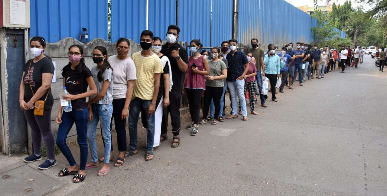 कछुआ चाल : वैक्सीन की शॉर्टेज, उल्टे पैर लौट रहे है सैकड़ों नागरिक