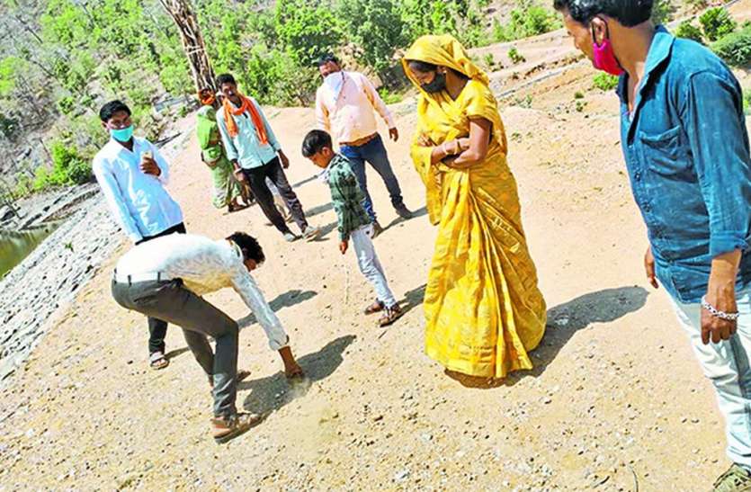 Cracks on dame's walls घटिया निर्माण से डेम की दीवारों पर दरारें