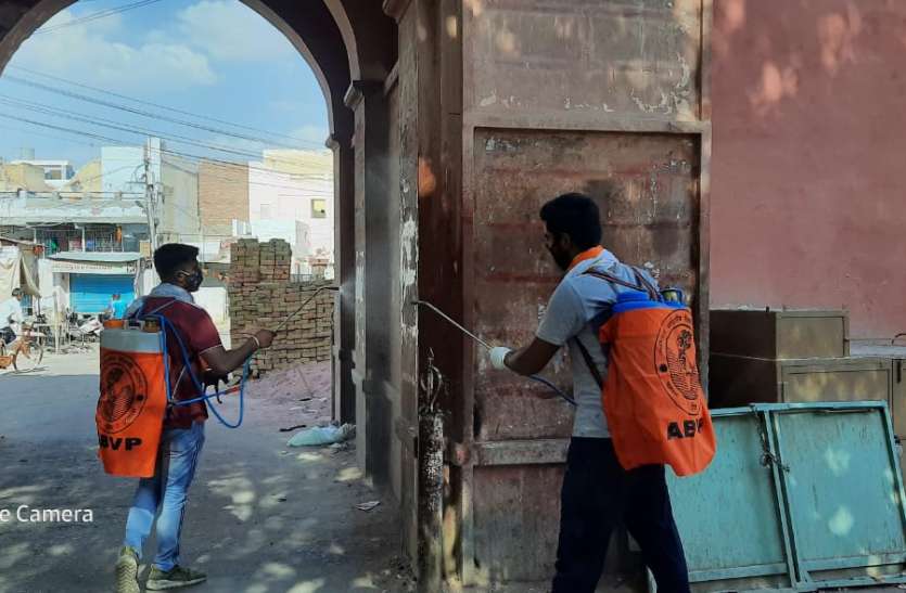 एबीवीपी ने किया शहर के विभिन्न स्थानों में सेनिटाइजर एबीवीपी ने किया शहर के विभिन्न स्थानों में सेनिटाइजर
