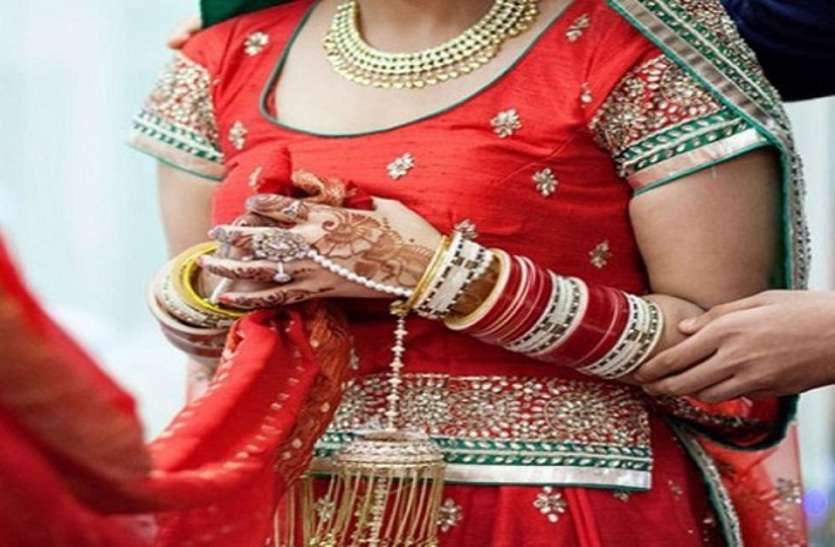 गर्लफ्रेंड की दूसरे से शादी होते नहीं देख पाया युवक, गांव के बाहर पेड़ में फांसी लगाकर दे दी जान गर्लफ्रेंड की दूसरे से शादी होते नहीं देख पाया युवक, गांव के बाहर पेड़ में फांसी लगाकर दे दी जान