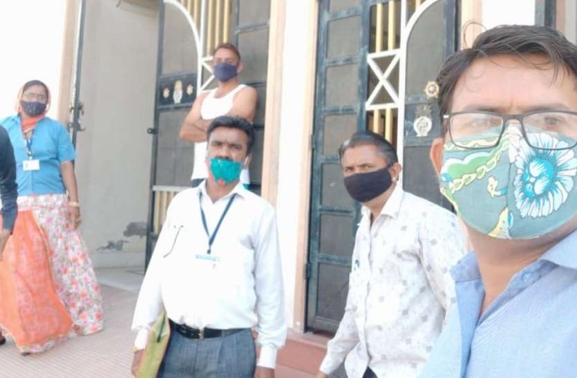 लोगों को दी कोरोना टीकाकरण की जानकारी लोगों को दी कोरोना टीकाकरण की जानकारी