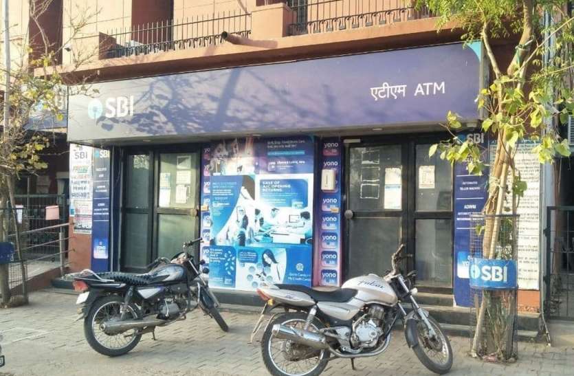 एटीएम हुए खाली, पैसों के लिए भटक रहे लोग एटीएम हुए खाली, पैसों के लिए भटक रहे लोग
