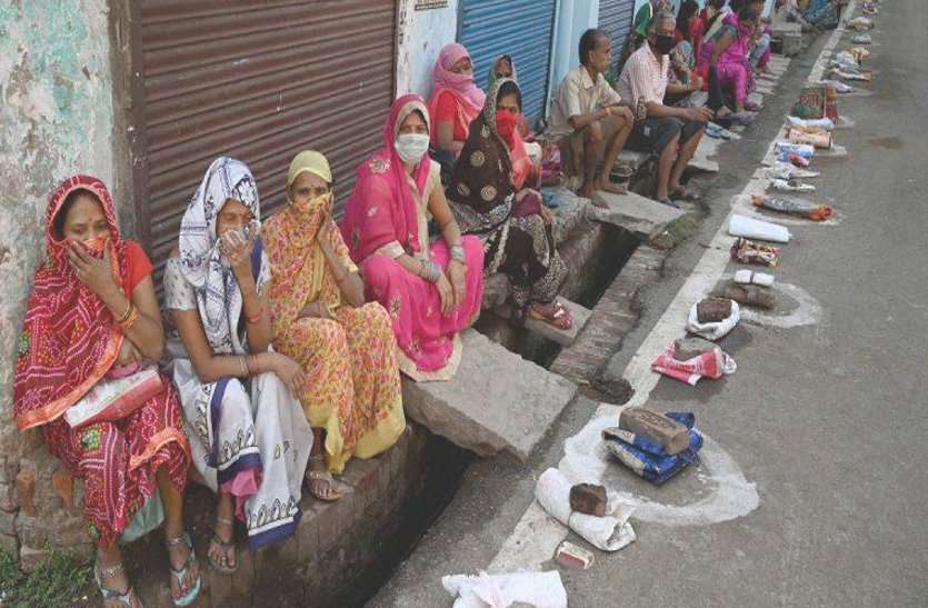 बिना टीका नहीं मिलेगा राशन, अधिकारियों के फरमान से राशन दुकानों पर जमकर हंगामा, कार्डधारियों ने कहा हमारी मर्जी बिना टीका नहीं मिलेगा राशन, अधिकारियों के फरमान से राशन दुकानों पर जमकर हंगामा, कार्डधारियों ने कहा हमारी मर्जी