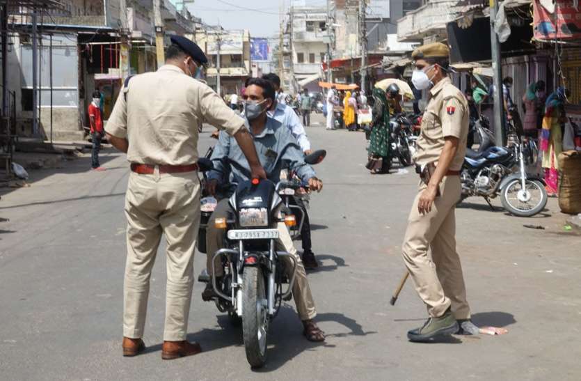 बिना दल-बल दौसा एसपी पहुंचे बाजार में, बाइकर्स को पकड़ा तो दुकानें की सील बिना दल-बल दौसा एसपी पहुंचे बाजार में, बाइकर्स को पकड़ा तो दुकानें की सील
