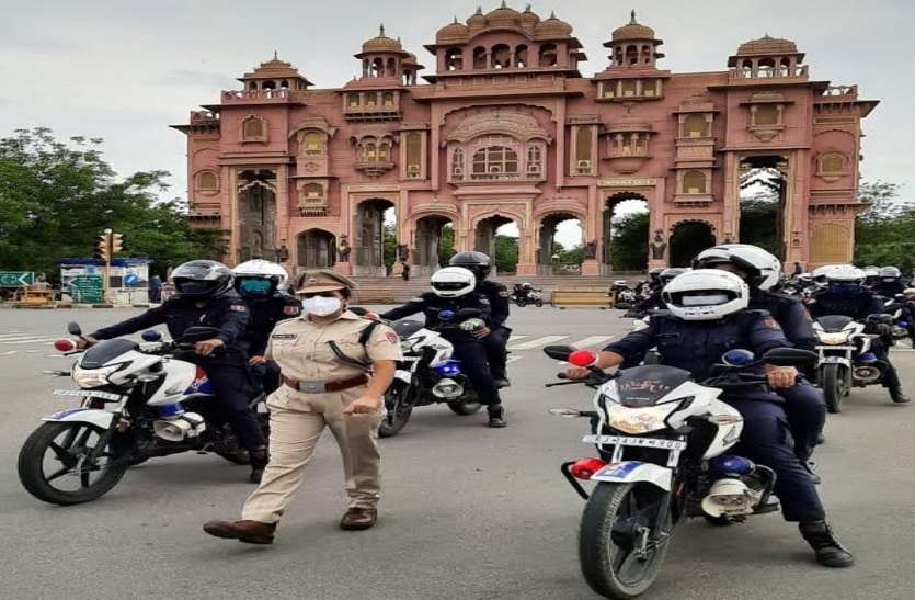 वैक्सीन लगवाने के लिए पुलिस अधिकारी कर रहे युवाओं को प्रेरित वैक्सीन लगवाने के लिए पुलिस अधिकारी कर रहे युवाओं को प्रेरित