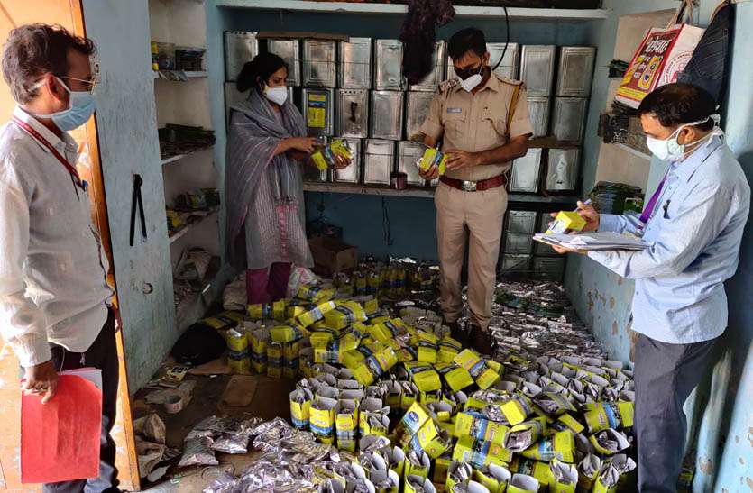 नकली घी के कारखाने पर पुलिस ने मारा छापा, दो जनों को किया गिरफ्तार नकली घी के कारखाने पर पुलिस ने मारा छापा, दो जनों को किया गिरफ्तार