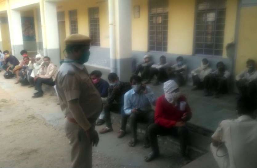कफ्र्यू में घरों से बेवजह निकले लोग, पुलिस ने पकड़ किए क्वारंटीन कफ्र्यू में घरों से बेवजह निकले लोग, पुलिस ने पकड़ किए क्वारंटीन