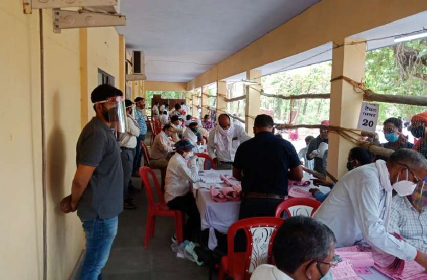 एक एक वोट से जीतने को लेकर मचा रहा घमासान, रिकाउंटिंग कराने के बाद भी एक-एक वोट से जीत हुई इन प्रत्याशियों की एक एक वोट से जीतने को लेकर मचा रहा घमासान, रिकाउंटिंग कराने के बाद भी एक-एक वोट से जीत हुई इन प्रत्याशियों की