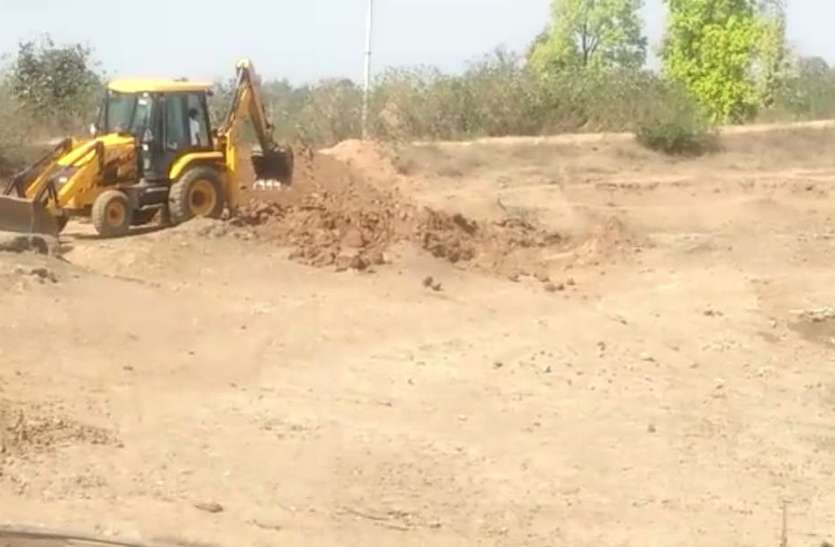 MGNREGA work by JCB आपदा में भी मनरेगा का काम मशीन से, रजिस्टर में कोटा राजस्थान में पढ़ रहे छात्र से लेकर शिक्षक की पत्नी-पुत्र का नाम