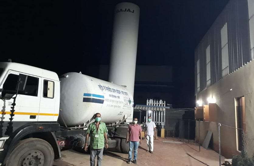 Jeetendra Singh Baghel and associates of RTO department vacating LMO at Bajaj plant. टूटती सांसों की डोर थामने इन्हे नहीं दिन-रात की परवाह