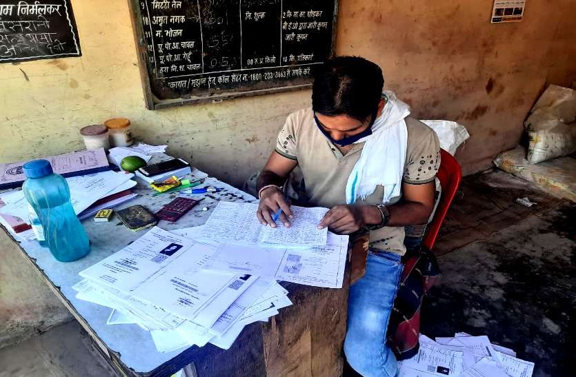 बिना टीका नहीं मिलेगा राशन, अधिकारियों के फरमान से राशन दुकानों पर जमकर हंगामा, कार्डधारियों ने कहा हमारी मर्जी