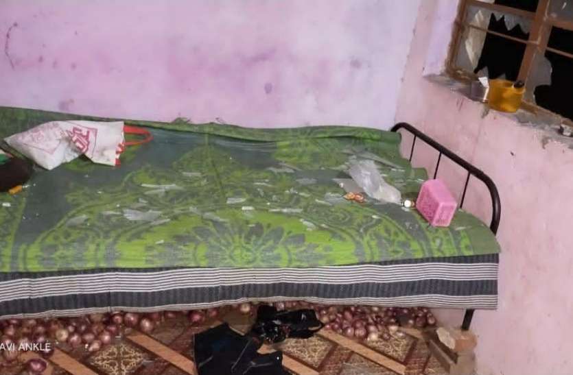 The miscreants pelted stones at home, assaulted women and children बदमाशों ने किया घर पर पथराव, महिलाओं और बच्चों से मारपीट