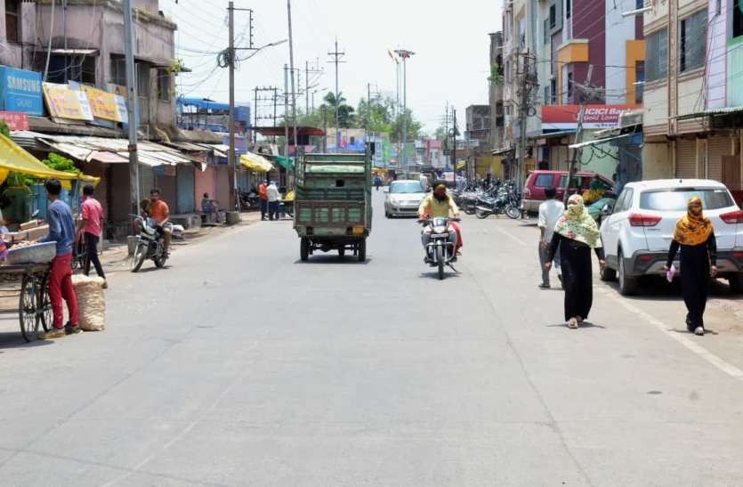 Shops open in the morning, gathering crowds, neither following social सुबह खुलती हैं दुकानें, जुटती है भीड़, ना सोशल डिस्टेंस ना कोरोना कफ्र्यू का पालन