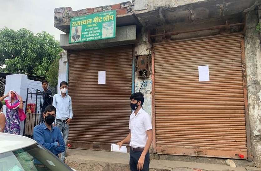 सीज करने की कार्रवाई करती निगम टीम। रेड अलर्ट जन अनुशासन के उल्लंघन पर ग्रेटर-हैरिटेज का बड़ा एक्शन
