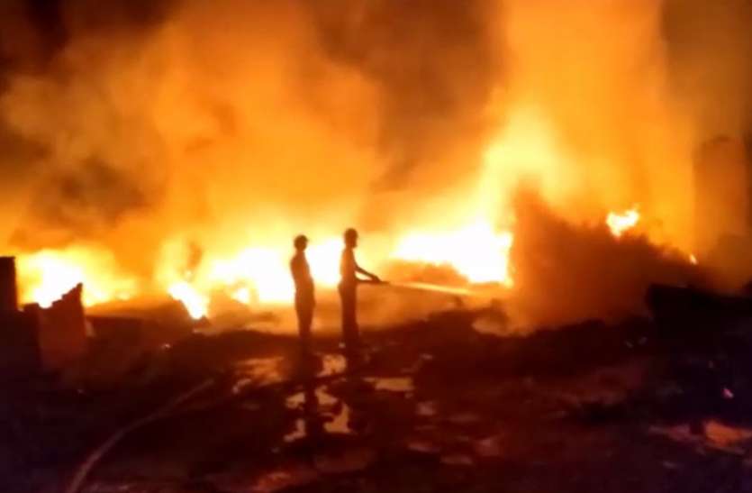 slum-burnt-to-ashes-due-to-fierce-fire-in-baraula-of-noida.jpg Noida के बरोला गांव में भीषण आग से झुग्गी बस्ती जलकर राख, पांच लोग झुलसे, सैकड़ों लोग हुए बेघर