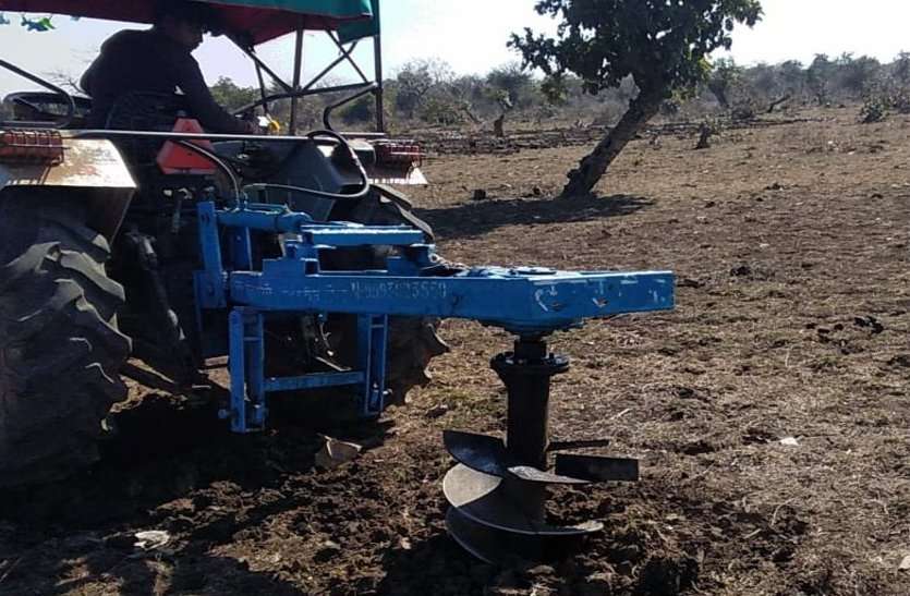 Tractor work being done in place of laborers मजदूरों की जगह ट्रैक्टर से कराया जा रहा काम, जिम्मेदार अधिकारी नहीं दे रहे ध्यान