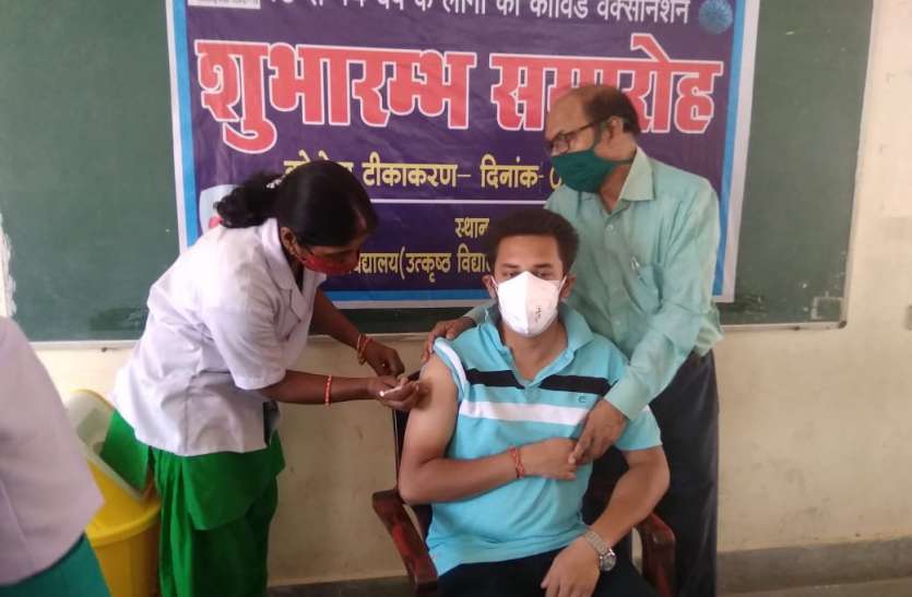 Youth excited for vaccination since morning, 80 youth in 100 beneficia युवाओं में सुबह से वैक्सीनेशन के लिए उत्साह, 100 बेनेफेशरी में 80 युवाओं ने लगवाया कोरोना टीका