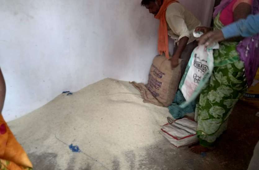 Foodgrains are not getting foodgrains together, 28 months food grains हितग्राहियों को एक साथ नहीं मिल रह खाद्यान्न, 28 दुकानों तक नहीं पहुंचे दो महीने का अनाज