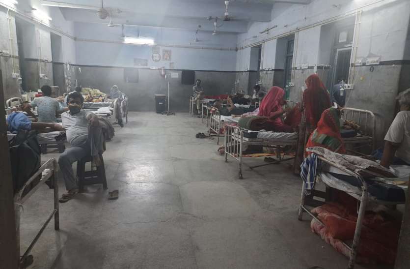 वार्डों में बेड फुल, हल्के लक्षण वाले मरीजों को भेज रहे घर वार्डों में बेड फुल, हल्के लक्षण वाले मरीजों को भेज रहे घर