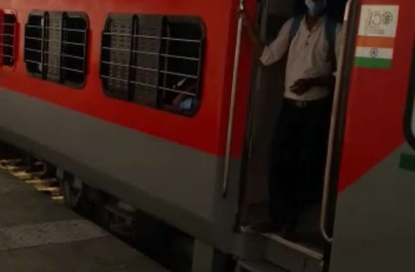 सीनियर सिटीजन, तत्काल कोटे में टिकट कन्फर्म कर फिर ई-टिकट में बदलाव कर यात्री को लगाते हैं चूना सीनियर सिटीजन, तत्काल कोटे में टिकट कन्फर्म कर फिर ई-टिकट में बदलाव कर यात्री को लगाते हैं चूना