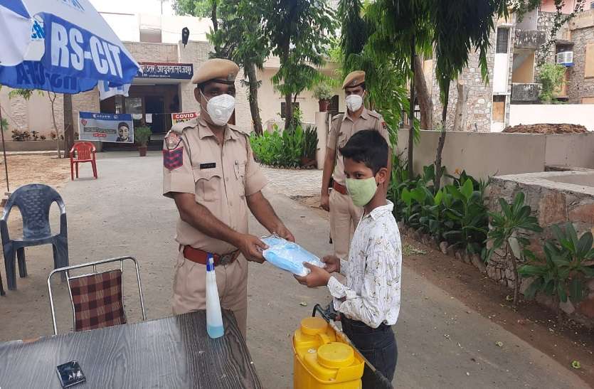 पुलिस को मास्क बांट कर मनाया जन्मदिन पुलिस को मास्क बांट कर मनाया जन्मदिन