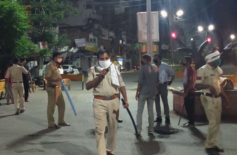 Strict action taken against people roaming on the road unnecessarily बेवजह सड़क पर घूम रहे लोगों पर हुई सख्त कार्यवाही