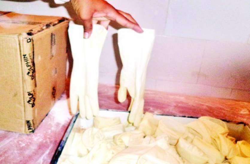 gloves.jpg सावधान! धोकर फिर से मार्केट में बेचे जा रहे हैं इस्तेमाल सर्जिकल दस्ताने, कहीं आप तो नहीं कर रहे यूज