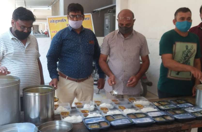 SURAT NEWS DAYRI: एक माह से जारी कोरोना पीडि़तों के लिए भोजन सेवा SURAT NEWS DAYRI: एक माह से जारी कोरोना पीडि़तों के लिए भोजन सेवा