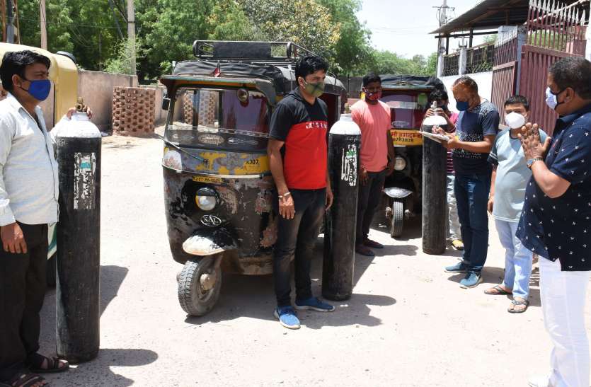 हाथों में खाली सिलेण्डर, प्राणवायु के लिए घंटो इंतजार हाथों में खाली सिलेण्डर, प्राणवायु के लिए घंटो इंतजार