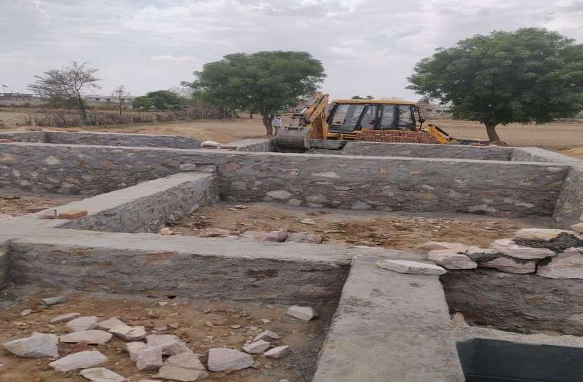 जेडीए प्रवर्तन दस्ता कार्रवाई करते हुए। कोरोनाकाल में बसाई जा रही अवैध कॉलोनी पर चली जेसीबी