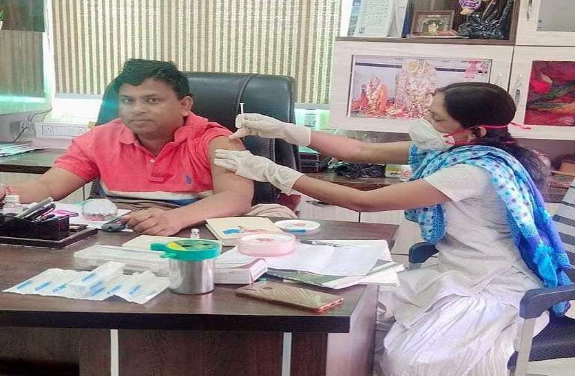 ram lal meena कांग्रेस विधायक के लिए घर चलकर पहुंची वैक्सीनेशन की पहली डोज