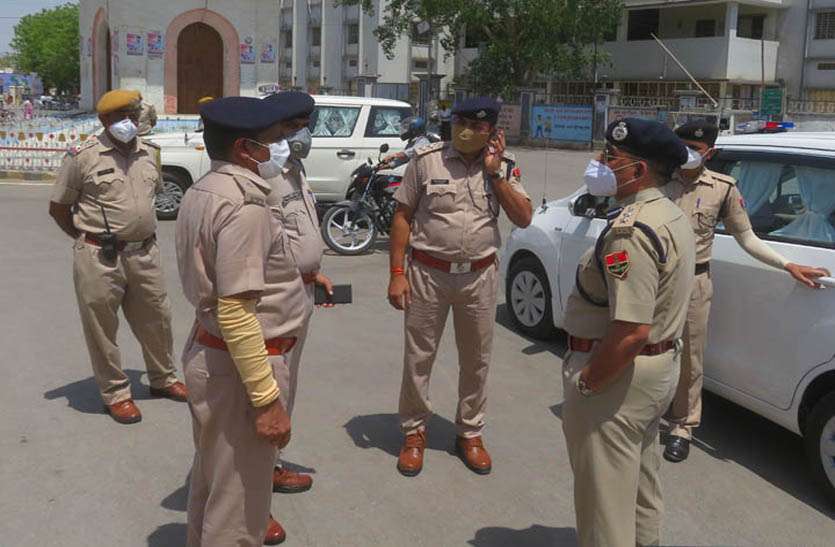 बिना कारण घूमते पाए जाने पर कड़ी कार्रवाई के निर्देश बिना कारण घूमते पाए जाने पर कड़ी कार्रवाई के निर्देश